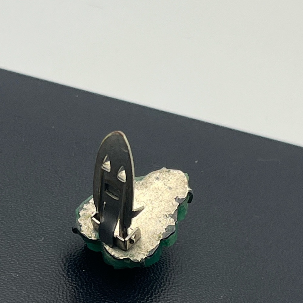 Green carved flower rose shaped stone silver tone vintage dress clip antique - Picture 13 of 16